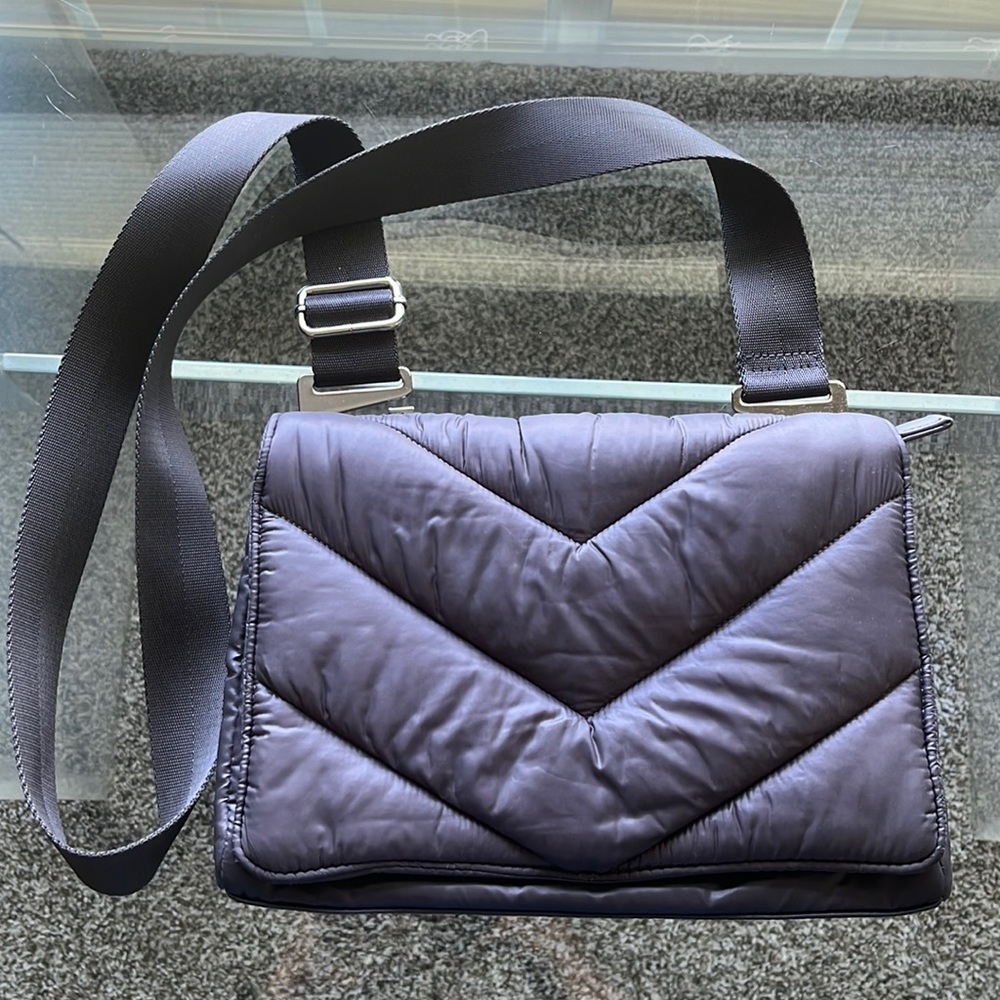 Super sporty /classy Athleta silver puffer crossbody.